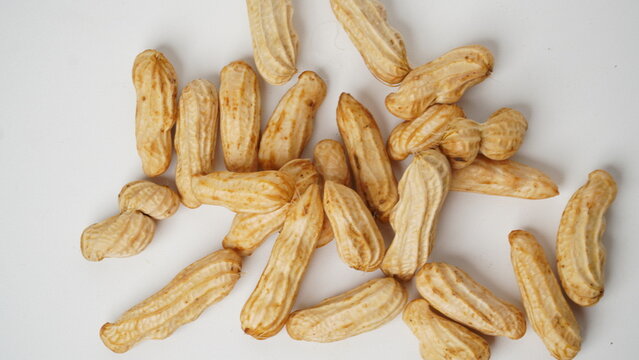 solated white batik peanuts or lurik peanuts (Arachis hypogaea L.) that are still raw but have been washed clean have a purple-white inside.
