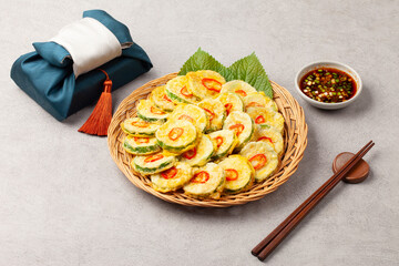 호박전 얇게 썬 애호박에 소금을 조금 뿌려서 두었다가 밀가루를 묻히고 달걀 푼 것을 씌워 부친 전

Pumpkin pancakes: Thinly sliced ​​zucchini sprinkled with a little salt, then coated in flour, covered in beaten egg, and fried.
