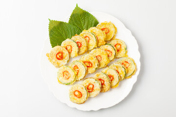 호박전 얇게 썬 애호박에 소금을 조금 뿌려서 두었다가 밀가루를 묻히고 달걀 푼 것을 씌워 부친 전

Pumpkin pancakes: Thinly sliced ​​zucchini sprinkled with a little salt, then coated in flour, covered in beaten egg, and fried.
