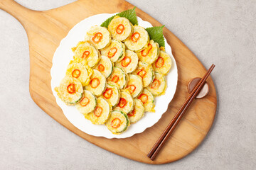 호박전 얇게 썬 애호박에 소금을 조금 뿌려서 두었다가 밀가루를 묻히고 달걀 푼 것을 씌워 부친 전

Pumpkin pancakes: Thinly sliced ​​zucchini sprinkled with a little salt, then coated in flour, covered in beaten egg, and fried.
