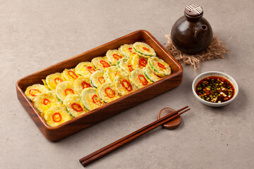 호박전 얇게 썬 애호박에 소금을 조금 뿌려서 두었다가 밀가루를 묻히고 달걀 푼 것을 씌워 부친 전

Pumpkin pancakes: Thinly sliced ​​zucchini sprinkled with a little salt, then coated in flour, covered in beaten egg, and fried.
