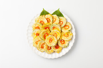 호박전 얇게 썬 애호박에 소금을 조금 뿌려서 두었다가 밀가루를 묻히고 달걀 푼 것을 씌워 부친 전

Pumpkin pancakes: Thinly sliced ​​zucchini sprinkled with a little salt, then coated in flour, covered in beaten egg, and fried.
