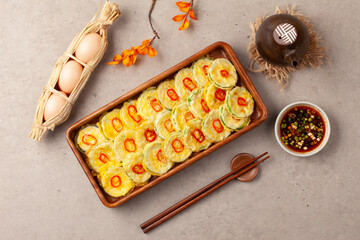 호박전 얇게 썬 애호박에 소금을 조금 뿌려서 두었다가 밀가루를 묻히고 달걀 푼 것을 씌워 부친 전

Pumpkin pancakes: Thinly sliced ​​zucchini sprinkled with a little salt, then coated in flour, covered in beaten egg, and fried.
