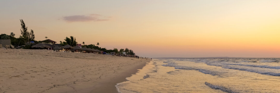 Plage au cr&eacute;puscule dans l'ouest de Madagascar