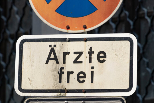 Verkehrszeichen erlaubt Parken f&uuml;r &Auml;rzte