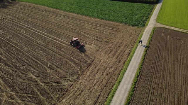 Luftaufnahme eines Traktors auf einem landwirtschaftlichen Feld