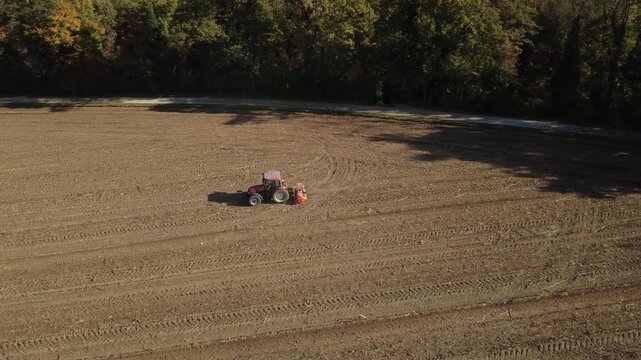 Luftaufnahme eines Traktors auf einem landwirtschaftlichen Feld