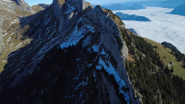 Luftaufnahme eines alpinen Berggrats &uuml;ber den Wolken beim Pilatus in der Schweiz