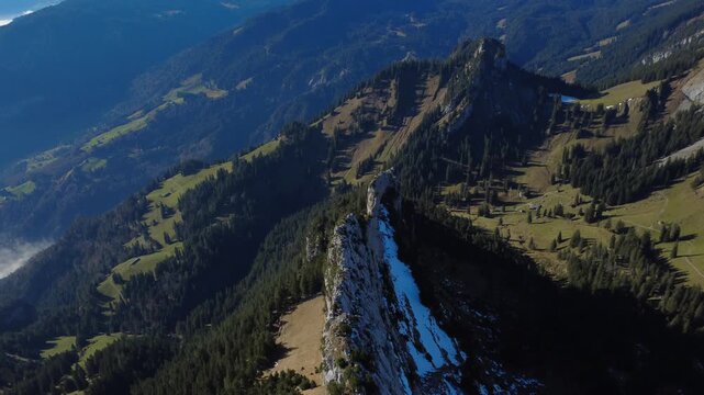 Luftaufnahme eines alpinen Berggrats &uuml;ber den Wolken beim Pilatus in der Schweiz