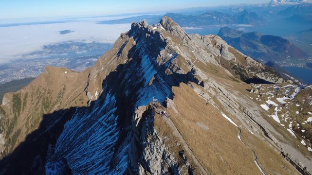 Luftaufnahme eines alpinen Berggrats &uuml;ber den Wolken beim Pilatus in der Schweiz