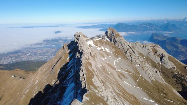 Luftaufnahme eines alpinen Berggrats &uuml;ber den Wolken beim Pilatus in der Schweiz