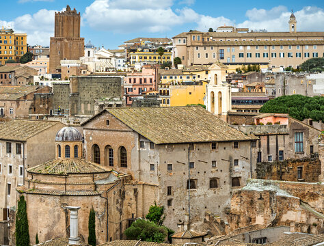Historische Skyline von Rom mit Curia Julia und Torre delle Milizie am Forum Romanum