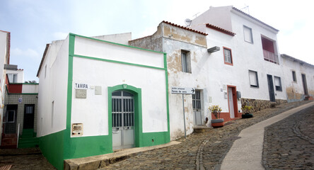 Fototapeta premium Gasse im Zentrum des Bergdorfes Cachopo, Algarve