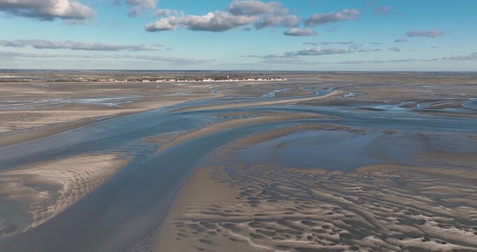 La baie de Somme &agrave; mar&eacute;e basse, entre Le Hourdel et Le Crotoy, vue du ciel