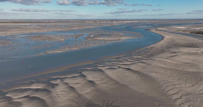 La baie de Somme &agrave; mar&eacute;e basse, entre Le Hourdel et Le Crotoy, vue du ciel