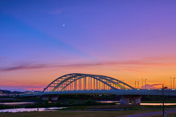 夏の東京都狛江市の多摩川河川敷から多摩水道橋と川崎市多摩区方面