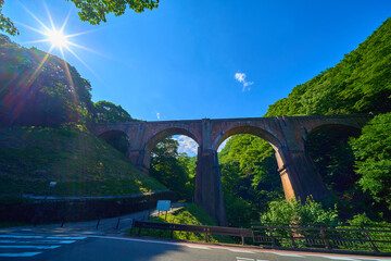 群馬県安中市のめがね橋(碓氷第三橋梁)と新緑
