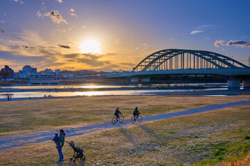 冬の夕方の東京都狛江市の多摩川河川敷から多摩水道橋と川崎市多摩区方面を見る