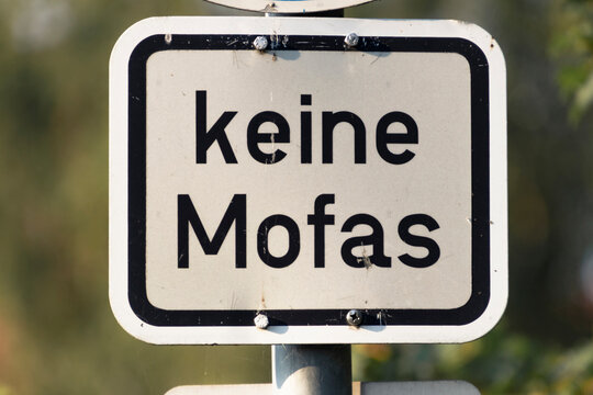 Schild verbietet Mofas