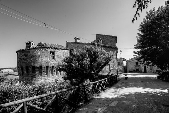 Borghi Italiani in bianco e nero. Il castello di Loretello, antico borgo fortificato del medio evo nelle Marche, Italia	

