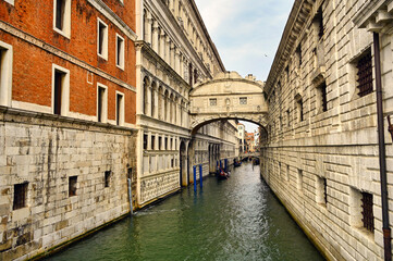 Fototapeta premium Gondolas floating on canal towards Bridge of Sighs in Venice, Ponte dei Sospiri, Italy