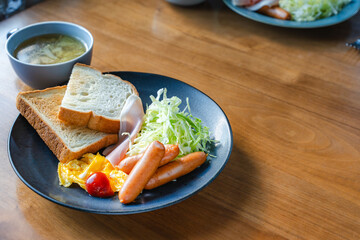 洋朝食と木目のコピースペース