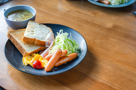 ソーセージと卵の朝食プレート