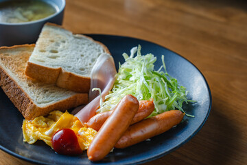 トーストとソーセージの朝食プレート