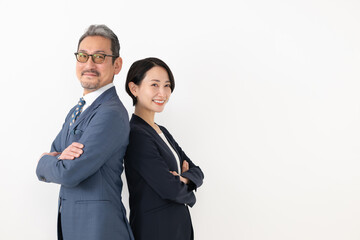 働く人々　ビジネスマン　腕組み