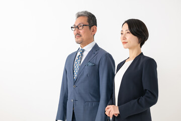 スーツを着た男女