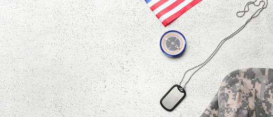 Obraz premium Military tag, compass, cap and national flag of USA on light background