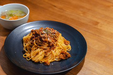 余白のあるミートソースパスタ