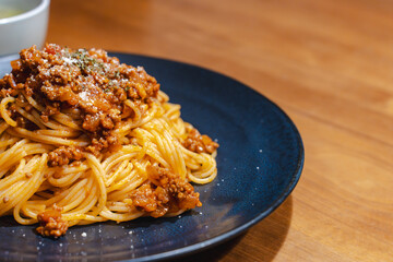 右に余白のミートソースパスタ