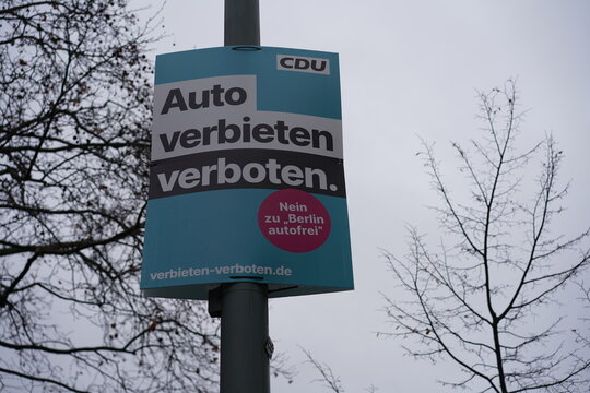 Wahlplakat der CDU Berlin gegen die Initiative &bdquo;Berlin autofrei&ldquo; an einem Laternenmast, Berlin, 22.02.2026