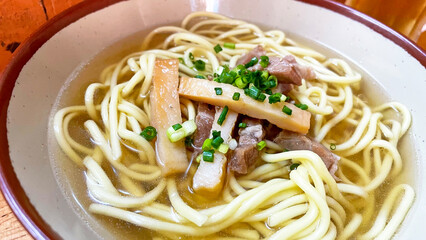 八重山そば 三枚肉とカマボコのトッピング