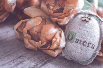 Dekoration mit Osterei Schriftzug Ostern Tulpen und  Platz f&uuml;r Text