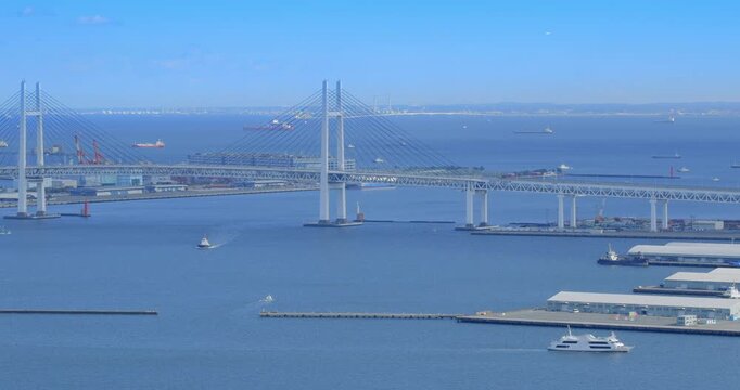 ビルの上から見る横浜ベイブリッジと海