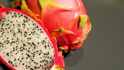 カットした新鮮なドラゴンフルーツの果肉とコピースペース