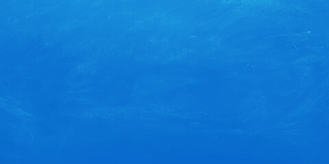 Obraz premium A textured blue water surface background features a dark ocean ripple pattern with vintage grunge paint strokes and a cold light design for a blank wallpaper backdrop