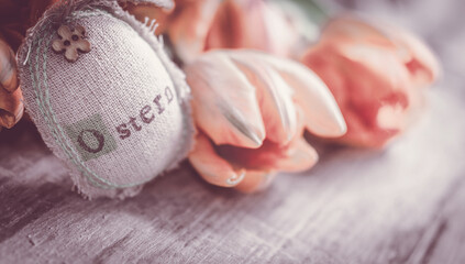 Dekoration mit Osterei Schriftzug Ostern Tulpen und  Platz f&uuml;r Text