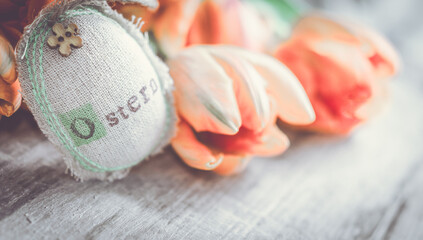 Dekoration mit Osterei Schriftzug Ostern Tulpen und  Platz f&uuml;r Text