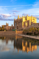 Kathedrale La Seu in Palma de Mallorca im Morgenlicht