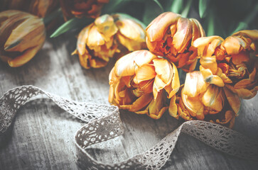 Dekoration romantisch Tulpen und Spitzenband