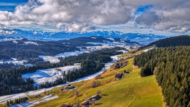 Chuderh&uuml;si, R&ouml;thenbach im Emmental, Kanton Bern, Schweiz, Luftaufnahme Februar 2026