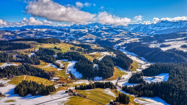 Chuderh&uuml;si, R&ouml;thenbach im Emmental, Kanton Bern, Schweiz, Luftaufnahme Februar 2026