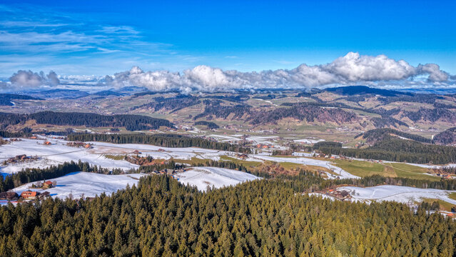 Chuderh&uuml;si, R&ouml;thenbach im Emmental, Kanton Bern, Schweiz, Luftaufnahme Februar 2026