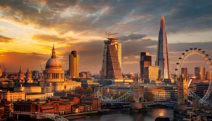 Crédence de cuisine Tower Bridge A high-quality, realistic panoramic view of the London city skyline along the River Thames, featuring iconic landmarks like Tower Bridge and The Shard under a dramatic sunset sky  © pokku