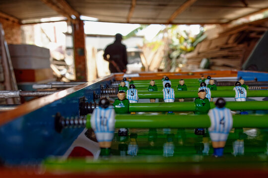 Fabrique artisanale de baby-foot &agrave; Madagascar