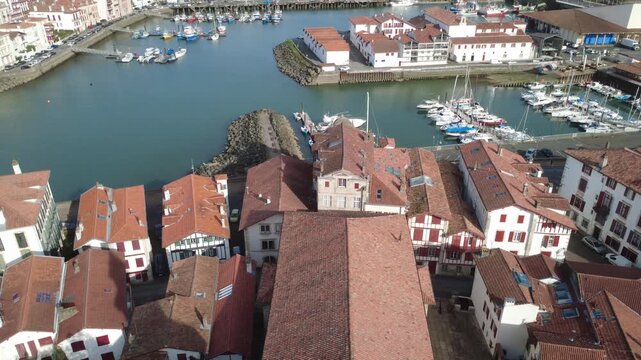 Vue a&eacute;rienne en descendant du port de Saint jean de luz, prise de vue de Ciboure avec la maison natale de Maurice ravel et L'&eacute;glise Saint Vincent de Ciboure