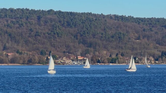 barche a vele in movimento sul lago maggiore ad arona in italia
